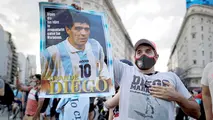 Cientos de personas se reúnen en el Obelisco para despedir a Diego Armando Maradona, en Buenos Aires. EFE