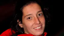 Paula Dapena esla jugadora a quien se la ve sentada de espaldas en el centro del campo de la ciudad deportiva de Abegondo. EFE