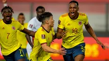 Jugadores de Colombia festejan un gol frente a Perú. EFE