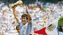 Diego Armando Maradona levanta la Copa del Mundo, en 1986. FORBES COLOMBIA