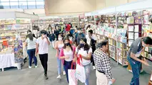 Visitantes en un stand de la 23ava Feria Internacional del Libro de Santa Cruz. SOUZA INFANTAS