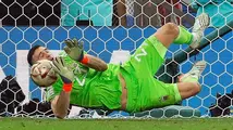 Dibu Mart&iacute;nez, en una acci&oacute;n que deja expuesto su talento ante Francia. EFE