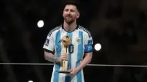 Leo Messi, con la copa que m&aacute;s  esper&oacute; en toda su carrera. EFE