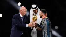El titular de la FIFA haciendo entrega de la copa a Lionel Messi. EFE
