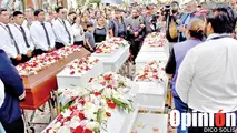 Familiares, vecinos y allegados despiden a Ana Hilda y a sus cinco hijos en el Cementerio General de Cochabamba, el 5 de marzo. / DICO SOLÍS