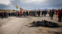 Grupo de manifestantes en la carretera La Paz - Oruro. OBRAS P&Uacute;BLICAS