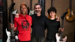 Tom Morello, Serj Tankian, cantante de System Of A Down, y Roman Morello, su hijo de 15 a&ntilde;os. RRSS