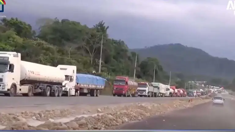Camiones y transportistas varados en las carreteras bloqueadas. CAPTURA DE VIDEO