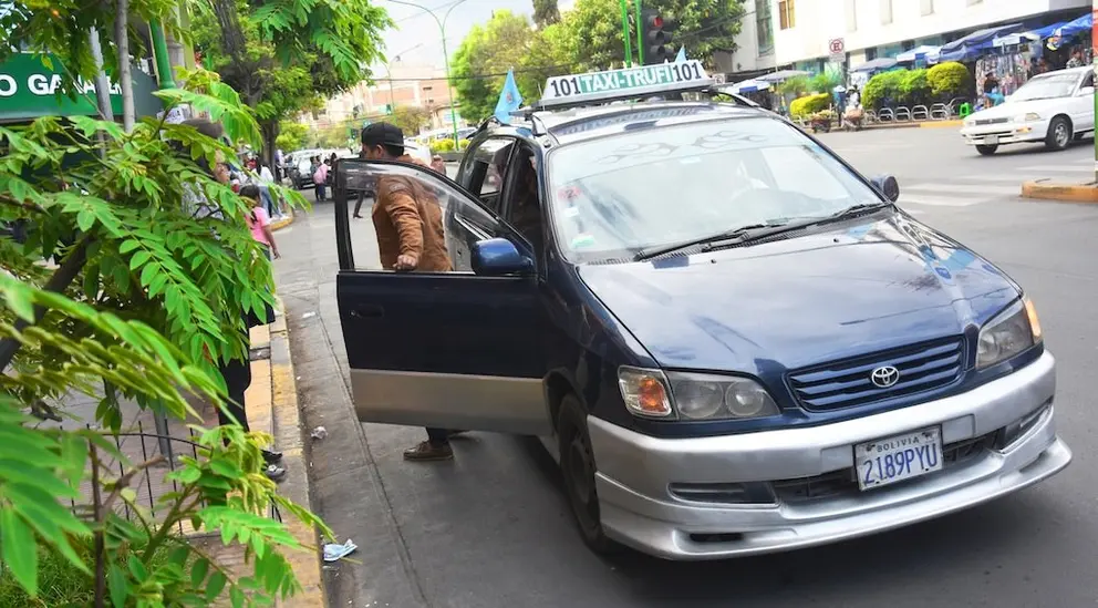 Taxitrufi de la l&iacute;nea 101 en el centro de Cochabamba.	ARCHIVO