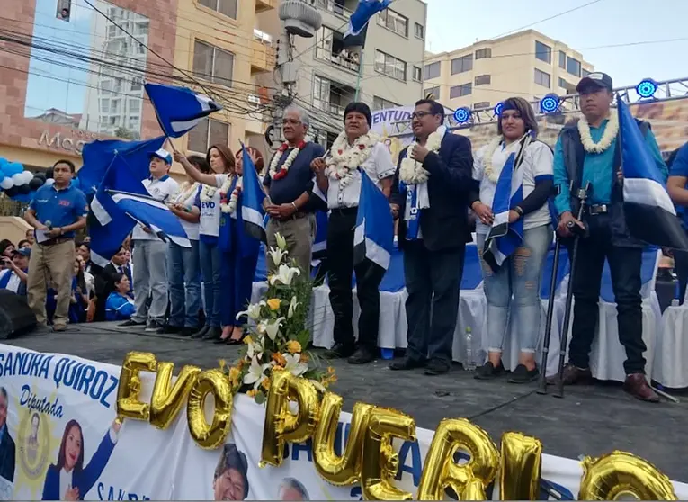 El presidente Evo Morales junto a Juan R&iacute;os y los candidatos del MAS. OPINI&Oacute;N