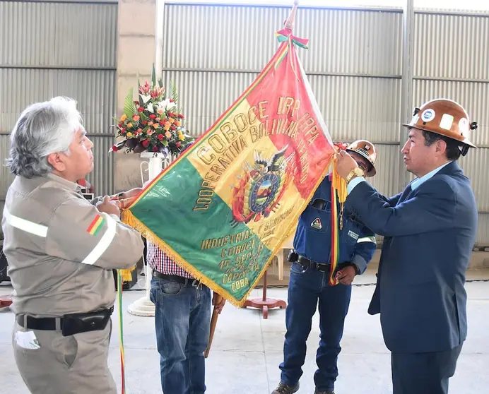 El presidentde de la C&aacute;mara Baja, V&iacute;ctor Borda (d), condecora el estandarte 
de COBOCE Cemento, durante la celebraci&oacute;n en Irpa Irpa.  Dico Sol&iacute;s