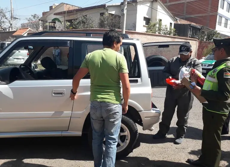 Un veh&iacute;culo en la inspecci&oacute;n t&eacute;cnica en Villa Granado. ARCHIVO