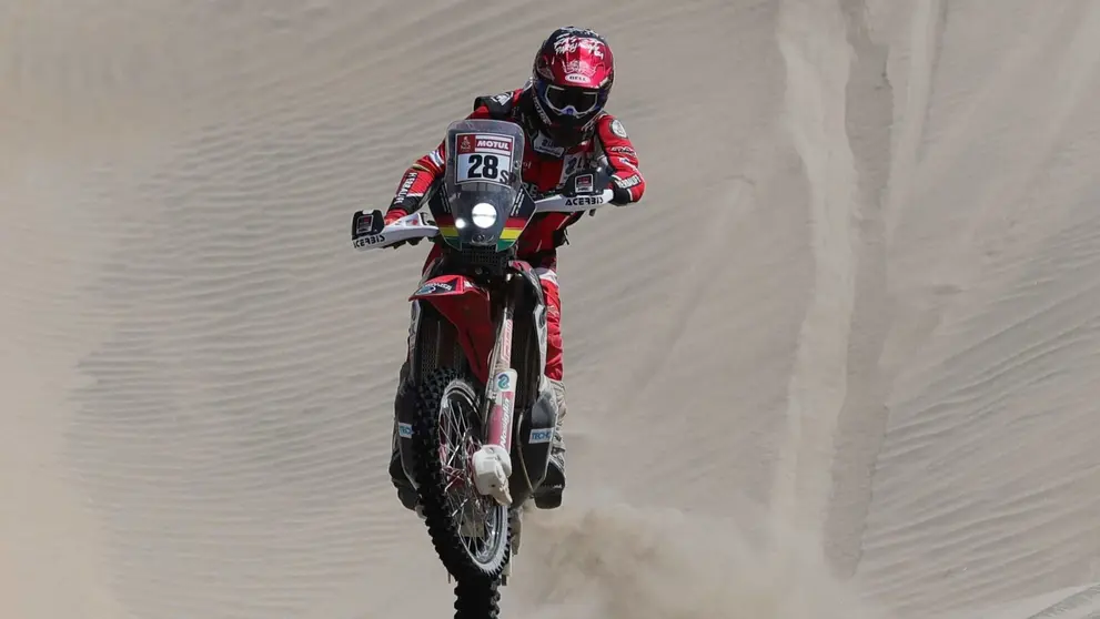 Daniel Nosiglia corre en su moto durante una prueba del Rally Dakar 2019. EFE