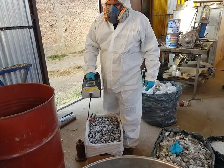 Personal de la empresa analiza residuos de focos en una f&aacute;brica. Mekatr&oacute;nika