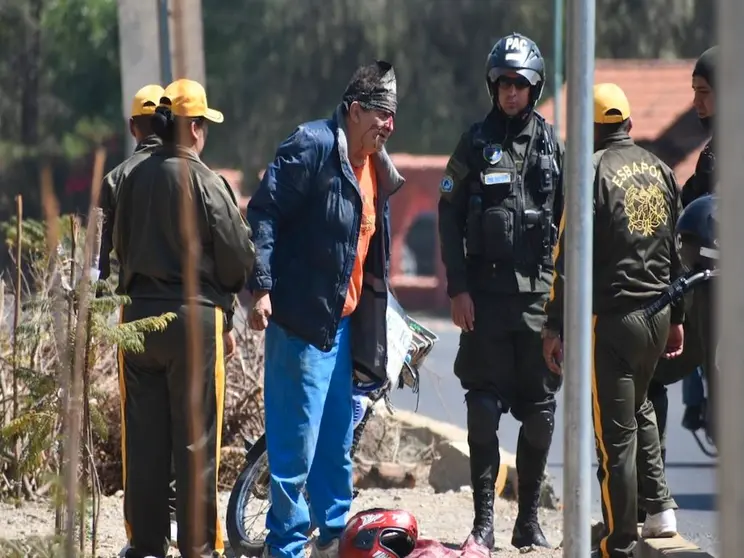 El motociclista mientras fue auxiliado, ayer. Dico Sol&iacute;s