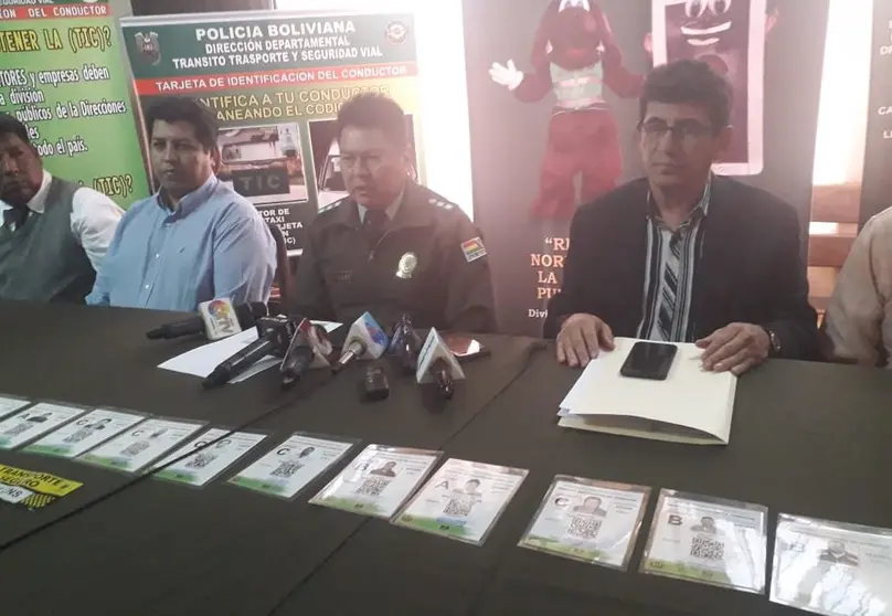 Conferencia de prensa de Tr&aacute;nsito sobre tarjetas de identificaci&oacute;n de taxis.