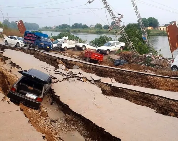 Una de las v&iacute;as sufri&oacute; da&ntilde;os por el terremoto en Pakist&aacute;n. EFE/EPA/STR