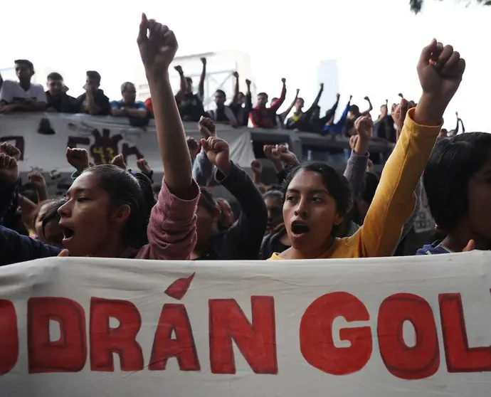 Padres y familiares de algunos de los 43 estudiantes de Ayotzinapa, as&Igrave; como estudiantes de la normal rural Isidro Burgos, encabezan un mitin frente a la sede de la Fiscal&Igrave;a General de la Rep˙blica (FGR). EFE