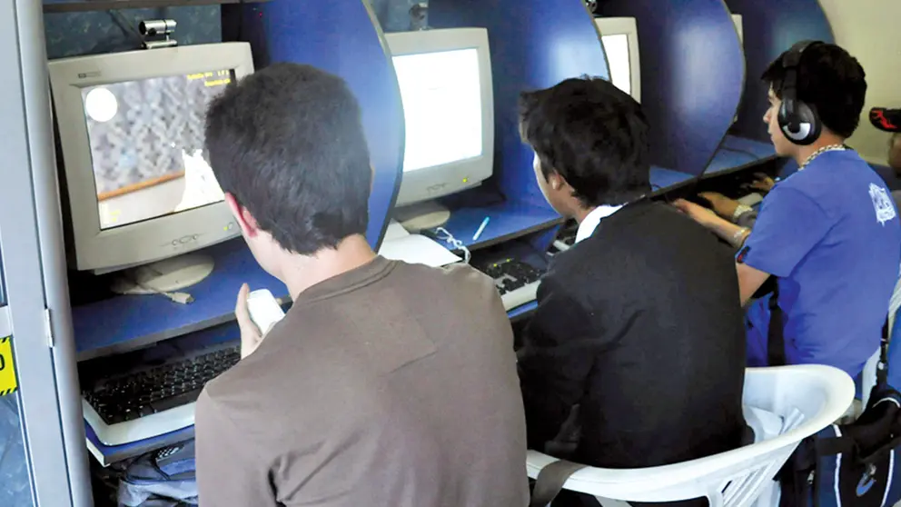 Foto ilustrativa de menores de edad utilizan computadoras en un caf&eacute; internet.