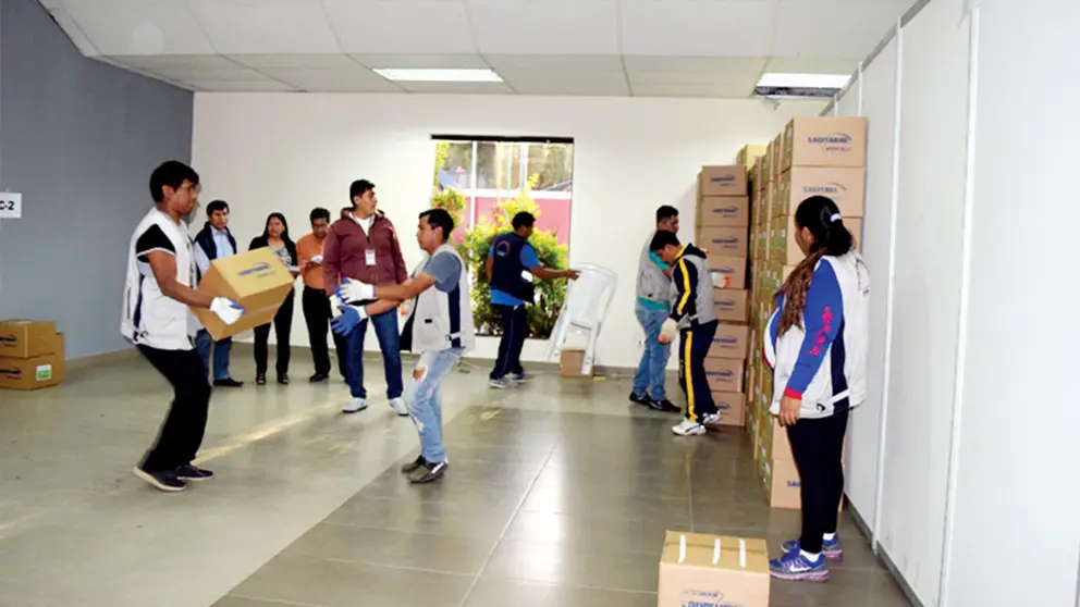 Funcionarios del Tribunal Electoral Departamental ordenan el material electoral. Foto referencial (ARCHIVO)