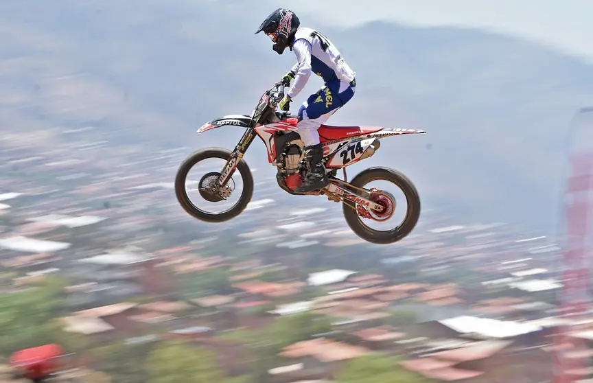 Cristian Pinto, ganador de la MX1 de motocross nacional, realiza un salto durante la carrera de ayer, que se desarroll&oacute; en el circuito Cochabamba de Quintanilla. Dico Sol&iacute;s