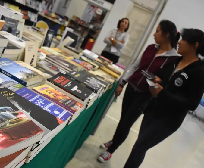 P&uacute;blico visita un stand en la anterior edici&oacute;n de la FILC.  Archivo