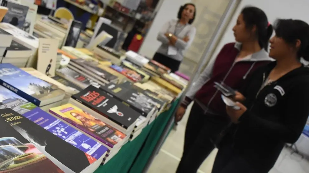 P&uacute;blico visita un stand en la anterior edici&oacute;n de la FILC.  Archivo