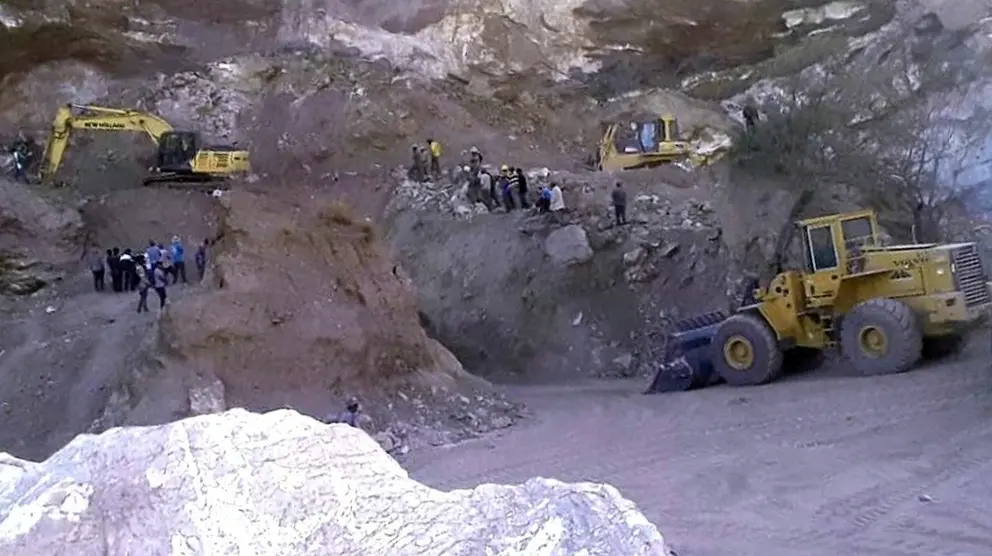 Maquinaria pesada trabaja para llegar a los mineros.