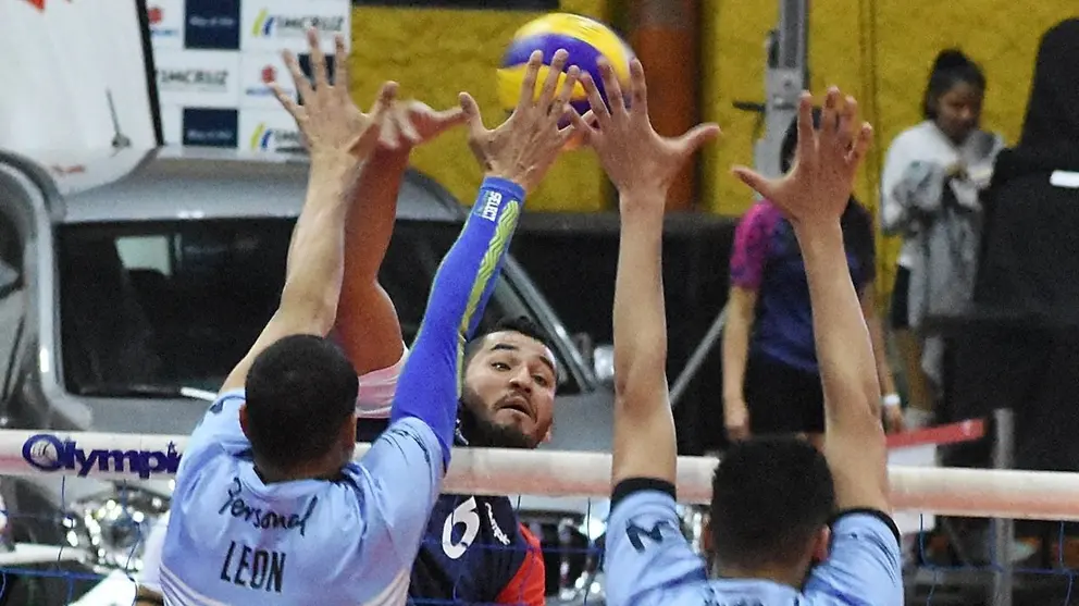 Una jugada del partido Olympic-Bol&iacute;var en la Llajta. DICO SOL&Iacute;S