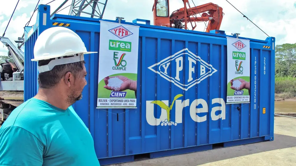 Un contenedor con urea destinada a Brasil. ARCHIVO