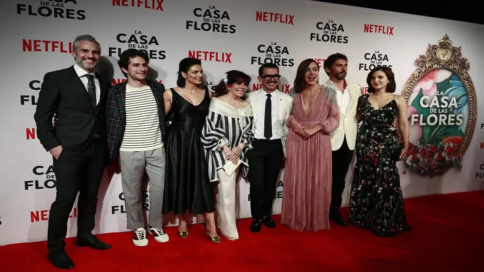 Parte del elenco de La casa de las flores. EFE