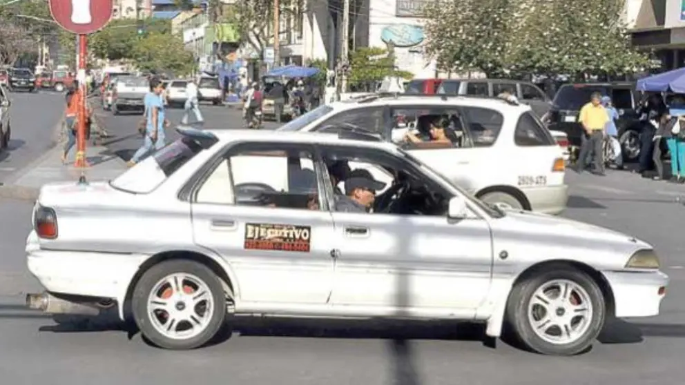 Un taxi en el cruce de la Avenida Ayacucho y Hero&iacute;nas/ARCHIVO