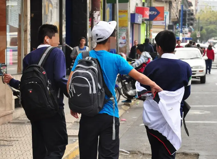 Estudiantes pasean por una calle de Cochabamba. ARCHIVO OPINION