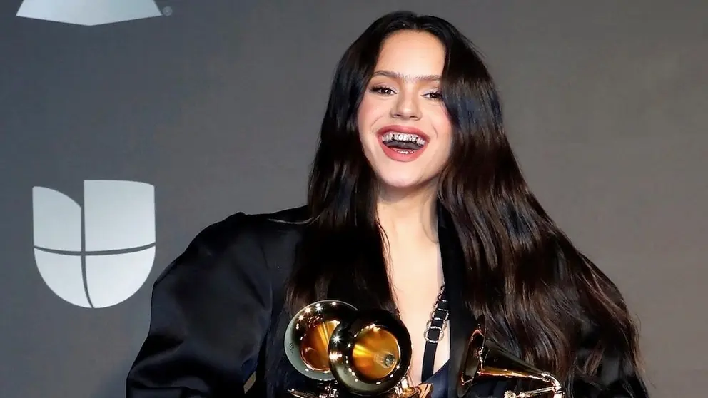 Rosal&iacute;a posa con los premios Grammy que gan&oacute;. EFE