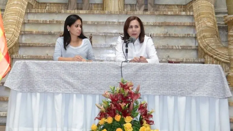 La ministra de Relaciones Exteriores, Karen Longaric (d), en conferencia de prensa. ABI
