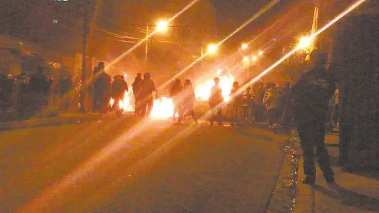 Una turba de personas en Chasquipampa, La Paz. La Raz&oacute;n