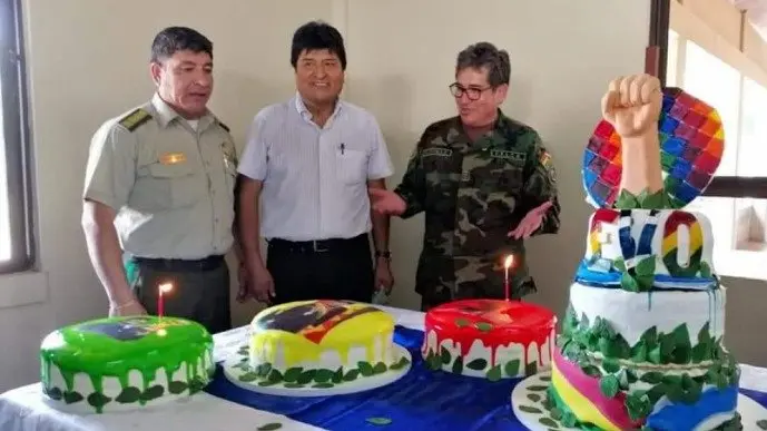 Los exjefes jefes policiales, Vladimir Calder&oacute;n y Maximiliano D&aacute;vila en el cumplea&ntilde;os de Evo Morales. Foto: P&aacute;gina Siete.