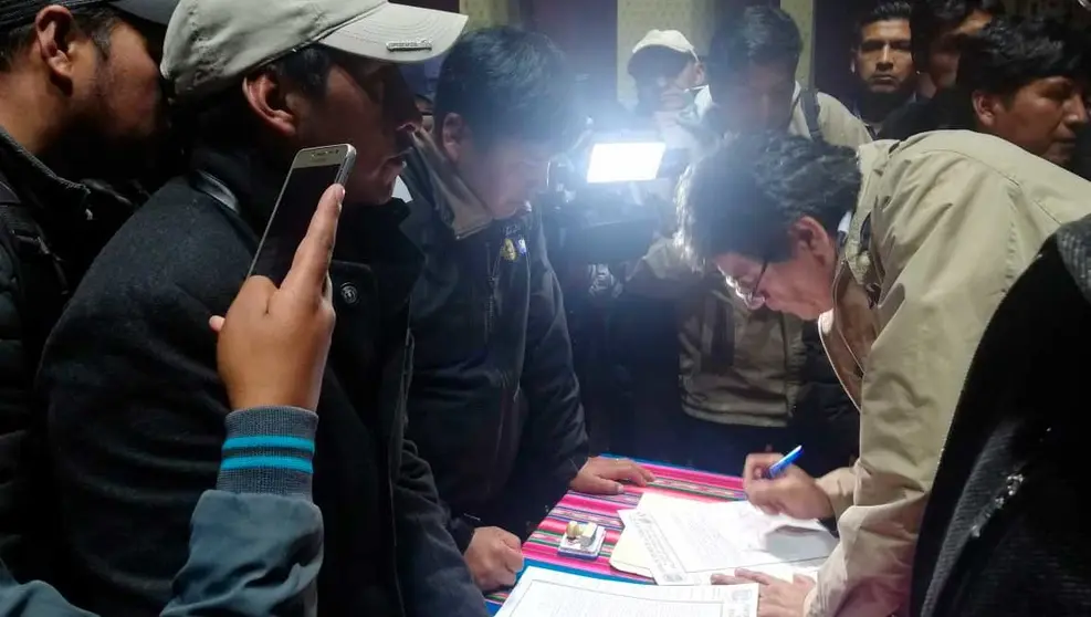 La firma de el acuerdo en El Alto. ERBOL