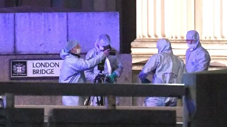 Varios forenses examinan el lugar del ataque terroRista en inmediaciones del puente de Londres. EFE