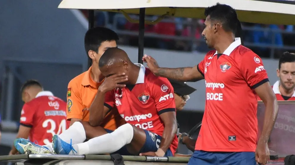 El brasile&ntilde;o Serginho deja el terreno de juego en el carrito de asistencia m&eacute;dica. Dico Sol&Iacute;s