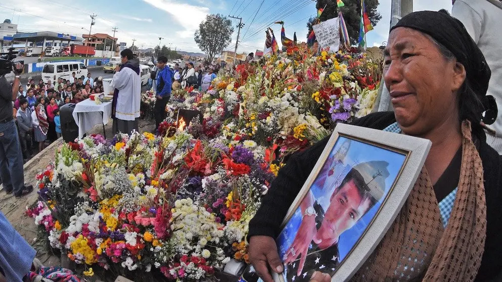 Gregoria Siles llora a su hijo Omar (25), uno de los ca&iacute;dos el 15 de noviembre. Dico Sol&iacute;s