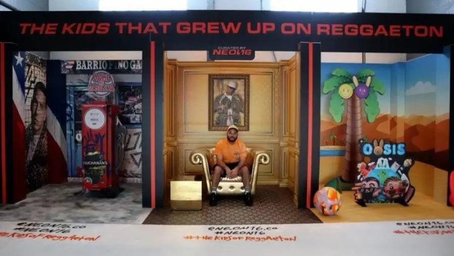 El artista canadiense Anthony Ricciardi posa para Efe durante una visita privada a la exhibici&oacute;n "The Kids That Grew Up on Reggaton", este mi&eacute;rcoles en Miami, (Estados Unidos).