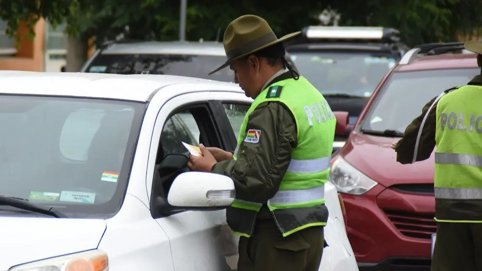 Efectivo de Tr&aacute;nsito realiza el controles. DICO SOL&Iacute;S
