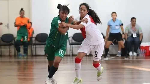Una instant&aacute;nea de una partido que la selecci&oacute;n femenina de futsal disput&oacute; con Per&uacute;. Urgentebo