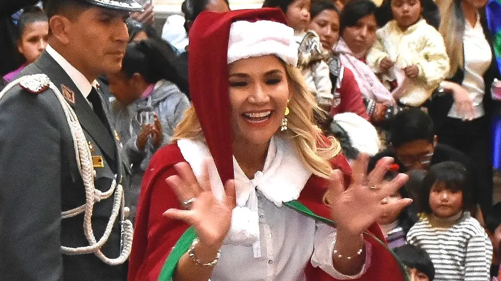 La presidenta &Aacute;&ntilde;ez entrega regalos a los ni&ntilde;os.  EFE