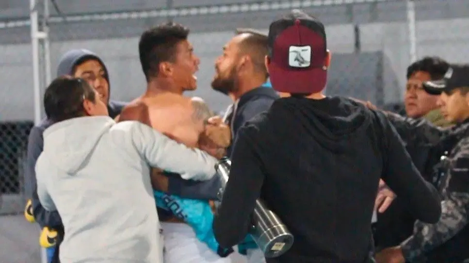 D&iacute;az, durante el altercado con la hinchada.