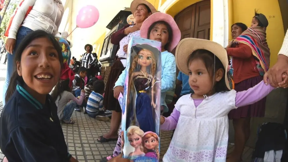 Ni&ntilde;as recibiendo regalos en la Plaza 14 de Septiembre. Foto:  No&eacute; Portugal