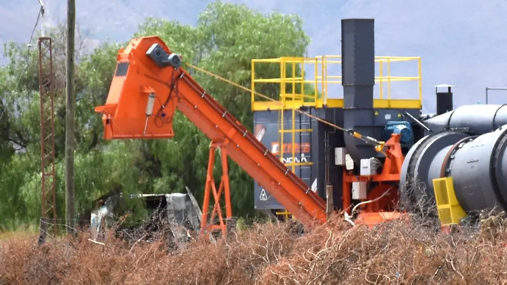 La planta asfaltadora ubicada cerca del Play&oacute;n, en Quillacollo.  DICO SOL&Iacute;S