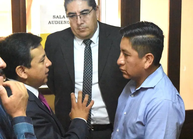 El exalcalde de Quillacollo Willy L&oacute;pez (d), en espera del resultado de su audiencia. ARCHIVO
