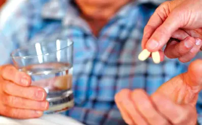 Persona toma un medicamento. | CAMBIO2000.COM..AR